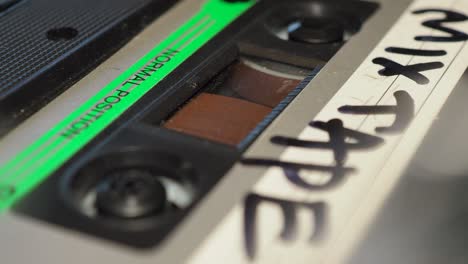 Audiokassetten-Mischband,-Das-Im-Kassettendeck-Player-Abgespielt-Wird-–-Rekorder
