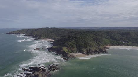 Flying-Towards-The-Rocky-Shoreline-Of-Kings-Beach-At-Broken-Head-Nature-Reserve-In-Northern-Rivers,-New-South-Wales,-Australia