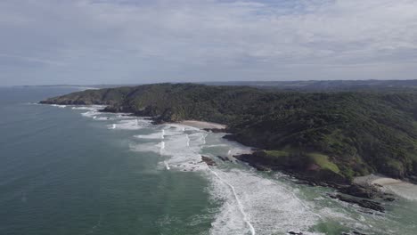 Panorama-Aéreo-De-La-Reserva-Natural-De-Cabeza-Rota-Con-Playas-Tropicales-En-Los-Ríos-Del-Norte,-Nueva-Gales-Del-Sur,-Australia