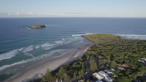 Luftbild-Von-Fingal-Head-Mit-Cook-Island-Im-Hintergrund-In-New-South-Wales,-Australien