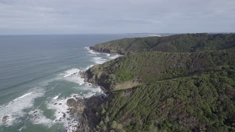 Luftaufnahme-Des-Gebrochenen-Kopfes-Mit-Blick-Auf-Den-Pazifischen-Ozean-In-Byron-Bay,-Nördliche-Flüsse,-Nsw-Australien