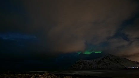 Nordlicht-Oder-Aurora-Borealis-über-Dem-Meer-Auf-Den-Lofoten-In-Norwegen