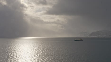 Barco-De-Pesca-En-Un-Día-De-Invierno-En-El-Norte-De-Noruega