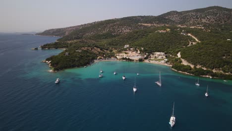 Drohne-Segelboote-Sivota-Griechenland-Ionion