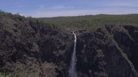 Enthüllte-Einen-Steilen-Steinigen-Bach-Mit-Einem-Eintropfen-wallaman-wasserfall-In-Queensland,-Australien