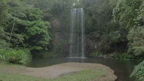 Milla-Milla-Falls,-Cascada-De-Inmersión-Con-Bosque-Verde-En-La-Región-De-Tablelands,-Queensland,-Australia