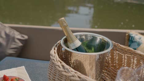 Flasche-Champagner-Im-Eimer-Auf-Kanalboot