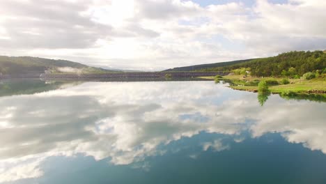 Schöne-Reflexion-Von-Wolken-In-Einem-Ruhigen-See