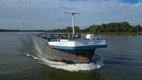 Riesiges-Schiff-Des-Chemikalientankers-Comus-2-Segeln-In-Der-Nähe-Von-Barendrecht,-Niederlande