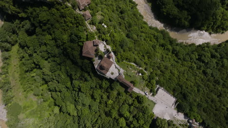 Herunterwirbelnde-Aufnahme-Eines-Mittelalterlichen-Klosters,-Das-In-Mysteriöse-Legenden-Gehüllt-Ist
