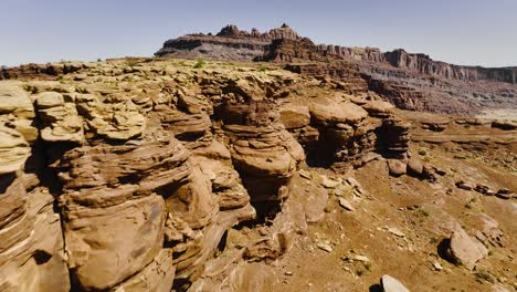 Luftaufnahme-Von-Felsformationen-Rund-Um-Den-Hurray-Pass-Außerhalb-Von-Moab-Utah-Mit-Blick-Auf-Den-Colorado-River-Und-Die-Kalimine