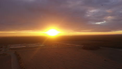 Früh-Morgens-Sonnenaufgang-Friedlicher-Drohnenflug-über-Landwirtschaftsfeld-Und-Ackerland-In-Kalifornien