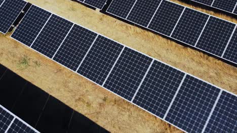 Luftbild-Von-Solaranlage,-Photovoltaik-Kraftwerk-Große-Reihe-Von-Sonnenkollektoren-An-Einem-Sonnigen-Tag,-Aufschlussreiche-Drohnenaufnahme