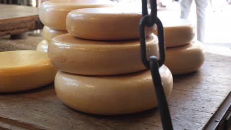 Holländischer-Käse-Auf-Traditionellem-Wiegebrett-In-Der-Goudse-Waag-In-Gouda,-Niederlande