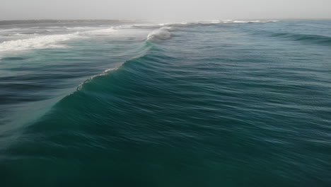 Filmische-Nahaufnahme-Von-Meereswellen,-Die-Auf-Schaumiger-Oberfläche-Rollen