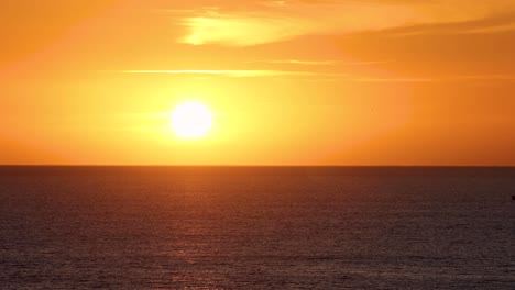 Orangefarbener-Sonnenuntergang-Mit-Segelboot-Auf-Dem-Ozean