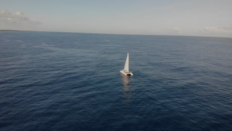 Isolierte-Ansicht-Eines-Luxus-katamarans,-Das-Im-Ruhigen-Ozean-Von-Puerto-Rico-Segelt