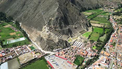 Vista-Aérea-De-Ollantaytambo-En-Perú