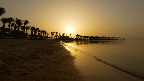 Cálida-Puesta-De-Sol-Con-Siluetas-De-Palmeras-En-Sentido-Palm-Royale-Resort-En-Hurghada,-Egipto