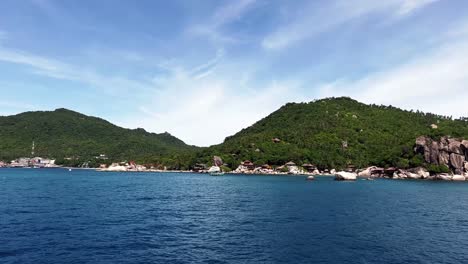 Blick-Von-Einem-Boot-Aus,-Der-Die-Küstenlinie-Einer-Insel-Und-Einige-Boote-Im-Golf-Von-Thailand-Zeigt