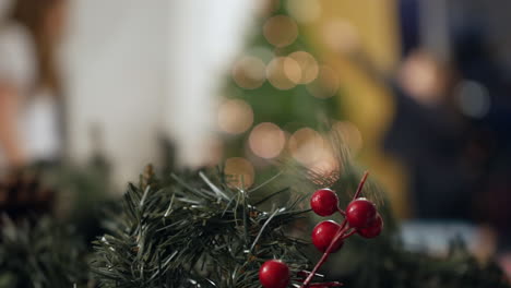 Nicht-Erkennbare-Kinder-Tanzen-Und-Schmücken-Einen-Weihnachtsbaum