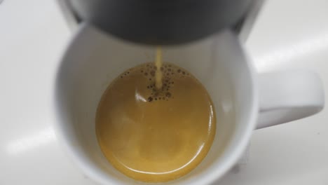 Hacer-Una-Taza-De-Espresso-Por-La-Mañana