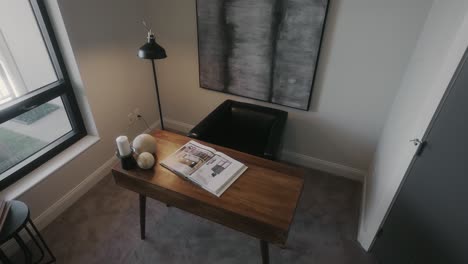 Minimale-Schreibtischeinrichtung-In-Einem-Heimbüro-Mit-Einem-Holzschreibtisch,-Einer-Lampe-Und-Einem-Lederstuhl