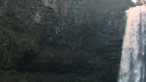 Schnelle-Schwenkaufnahme-Zum-Dramatischen-Wasserfall-Bei-Sonnenaufgang-In-Wales-Uk-4k