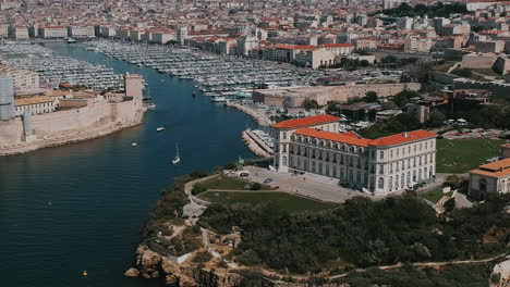 Luftaufnahme-Des-Palais-Du-Pharo-Mit-Blick-Auf-Die-Küste-In-Marseille,-Frankreich