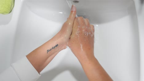 Sicht-Des-Händewaschens-In-Einem-Hellen,-Sauberen-Waschbecken