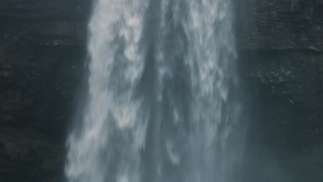 Gesicht-Des-Wasserfalls,-Der-Von-Der-Klippenkante-In-Wales-Uk-4k-Herunterfließt