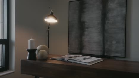 Lampe,-Die-Auf-Einem-Holzschreibtisch-In-Einem-Büro-Leuchtet