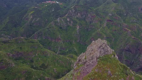 Filmischer-Berggipfel-Und-Kaukasisches-Männliches-Wandern-Am-Roque-De-Taborno-Wanderweg-Auf-Teneriffa,-Kanarische-Inseln,-Spanien---Luftbild