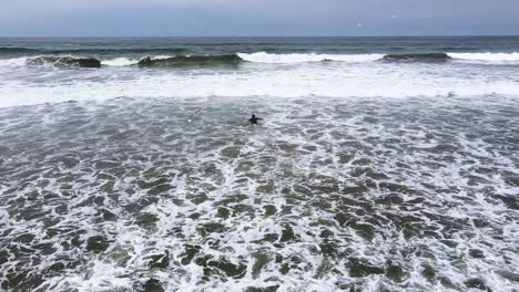 Surfer,-Die-Auf-Große-Wellen-Zuschwimmen,-Tauchen-Rechtzeitig-Nach-Unten,-Bevor-Die-Wellen-Herunterstürzen