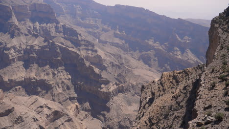 Pan-over-Wadi-Ghul,-the-so-called-Grand-Canyon-of-the-Sultanate-of-Oman