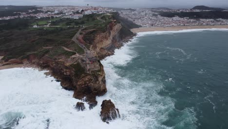 El-Faro-De-Nazare-En-Praia-Do-Norte-En-Portugal,-Por-Drone