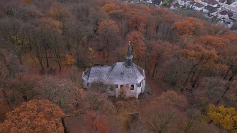 Eine-Kapelle-Im-Herbstlichen-Wald