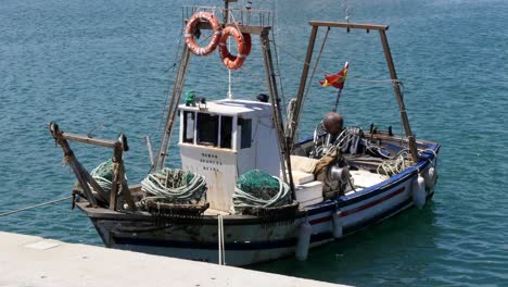 Statische-Hohe-Mittlere-Aufnahme---Traditionelle-Spanische-Fischerboote-Am-Puerto-De-La-Duquesa-In-Spanien