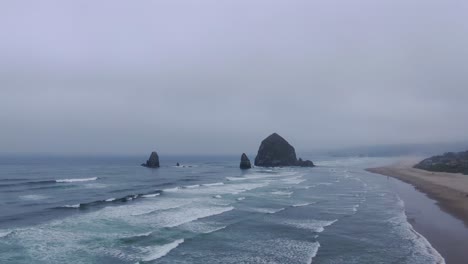 Cloudy-day-in-Cannon-Beach,-Oregon