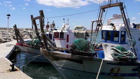 Statische-Nahaufnahme---Traditionelle-Spanische-Fischerboote-Am-Puerto-De-La-Duquesa-In-Spanien