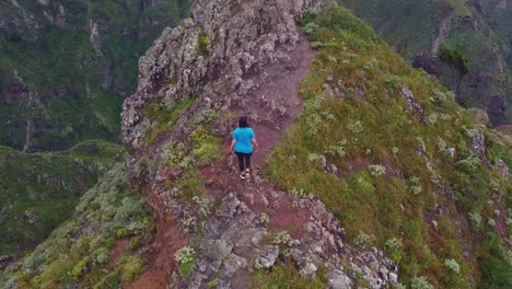 Epische-Steile-Bergklippen-Enthüllen-Den-Roque-De-Taborno-Mit-Kaukasischen-Weiblichen-Wandern-Auf-Teneriffa,-Kanarischen-Inseln,-Spanien---Luftbild