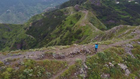 Epische-Steile-Bergklippen-Und-Kaukasische-Weibliche-Wandern-Am-Roque-De-Taborno-Auf-Teneriffa,-Kanarische-Inseln,-Spanien---Luftbild