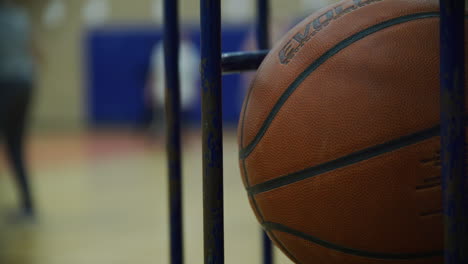 High-School-Basketball-Nahaufnahme-Des-Balls