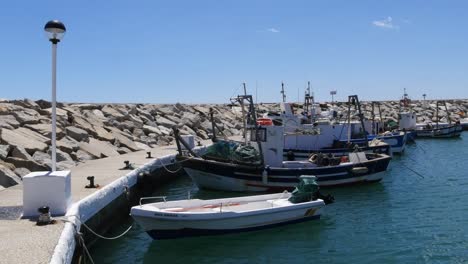 Statische-Weitwinkelaufnahme---Traditionelle-Spanische-Fischerboote-Am-Puerto-De-La-Duquesa-In-Spanien