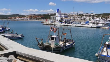 Rechter-Schwenkwinkel---Schwenk-über-Traditionelle-Spanische-Fischerboote-Am-Puerto-De-La-Duquesa-In-Spanien