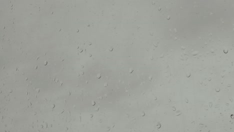 Nahaufnahme-Von-Regentropfen-Auf-Einem-Fenster