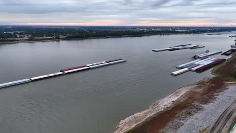Barcazas-En-El-Río-Mississippi-En-Baton-Rouge,-Luisiana