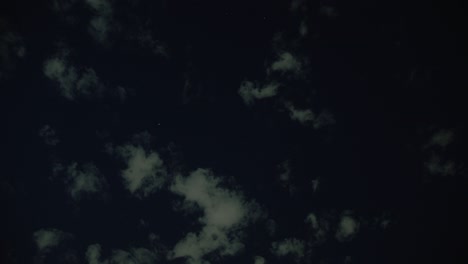 Zeitraffer-Eines-Ruhigen-Nachthimmels-Mit-Wolken