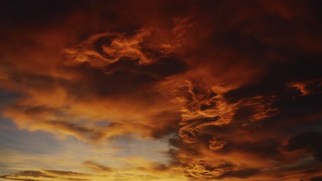 Zeitraffer-Eines-Wolkenmeeres-Während-Des-Sonnenuntergangs,-Das-Von-Leuchtendem-Orange-Zu-Dunkelheit-übergeht
