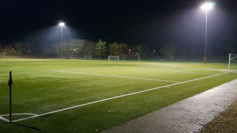 Campo-De-Fútbol-Al-Aire-Libre-Por-La-Noche-Mientras-Llueve-En-Alemania
